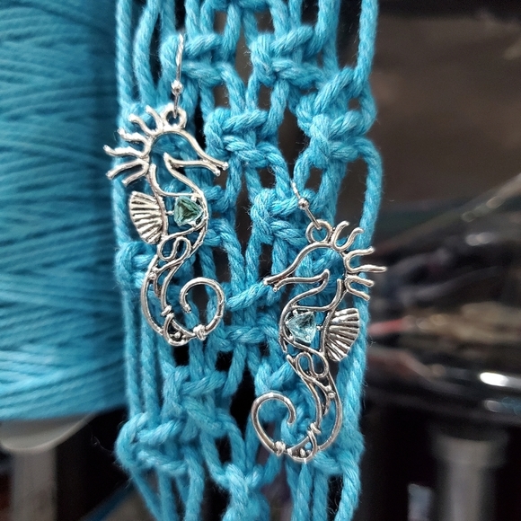 Seahorse Dangle Earrings Turquoise Glass Center Stones L👀K New Costume Jewelry - Picture 3 of 4